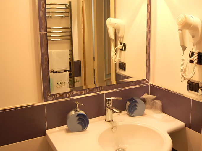 Bathroom 4, Hotel Quadrifoglio, Salerno