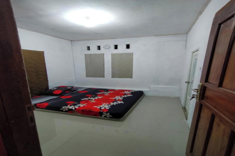 Bedroom 3, Express O 91702 Mandeh Homestay, South Pesisir