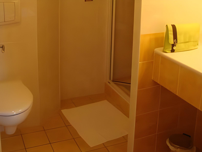 Bathroom 3, Hotel Le Lion d'Or, Aveyron