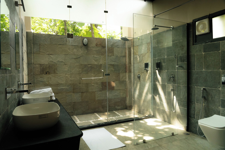 Bathroom 3, Treepie Safari Lodge, Dewas