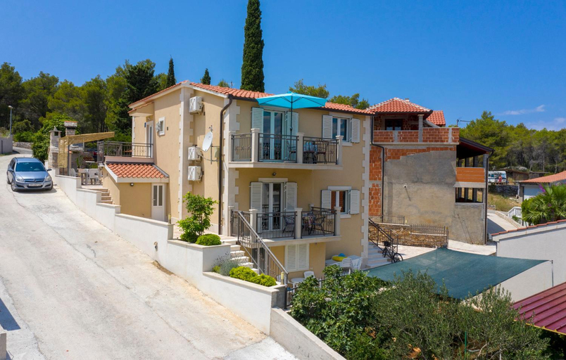 Others 3, Apartments Listes, Milna