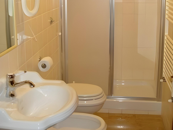 Bathroom 3, Cimabue 9, Florence