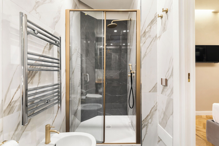 Bathroom 4, Spanish Steps Apartments, Roma
