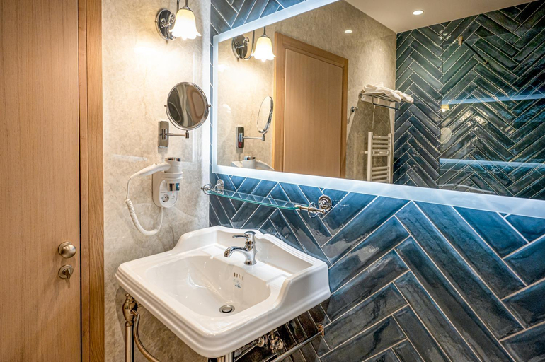 Bathroom 2, Hotel Carolin, Calimanesti
