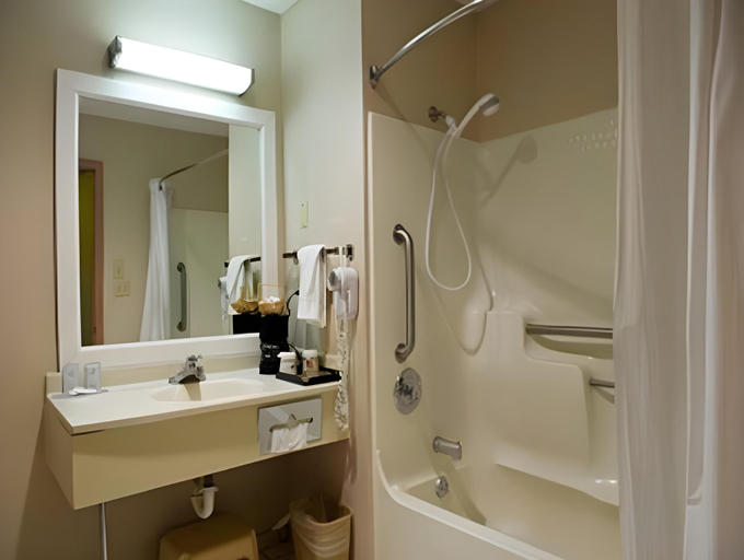 Bathroom, Quality Inn Cornelia, Habersham