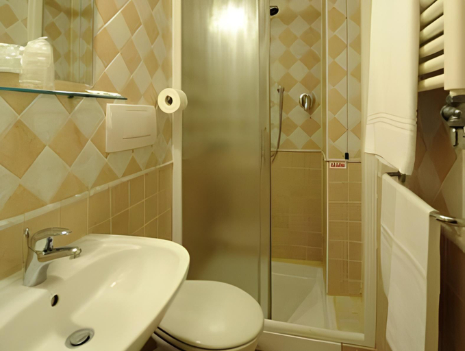 Bathroom, Eliseo B&B Ristorante, Lucca