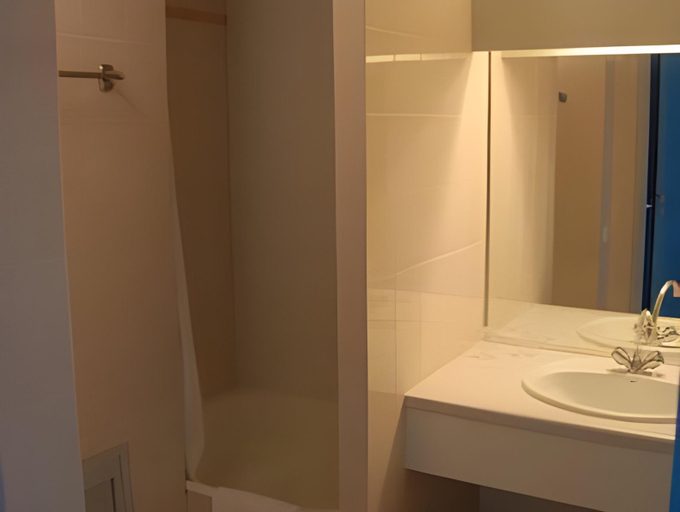 Bathroom 4, Les Balcons du lac d'Annecy - Neaclub, Haute-Savoie