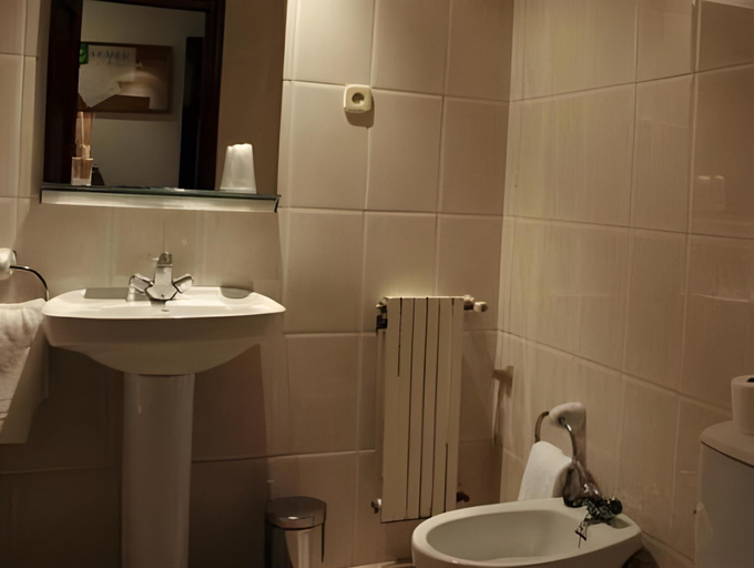 Bathroom 1, Hostal Los Manos, Girona