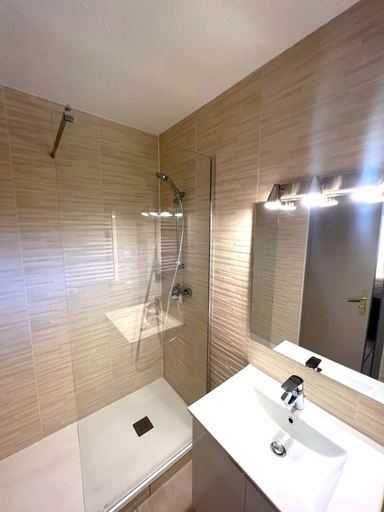 Bathroom 4, Malibu Village, Pyrénées-Orientales