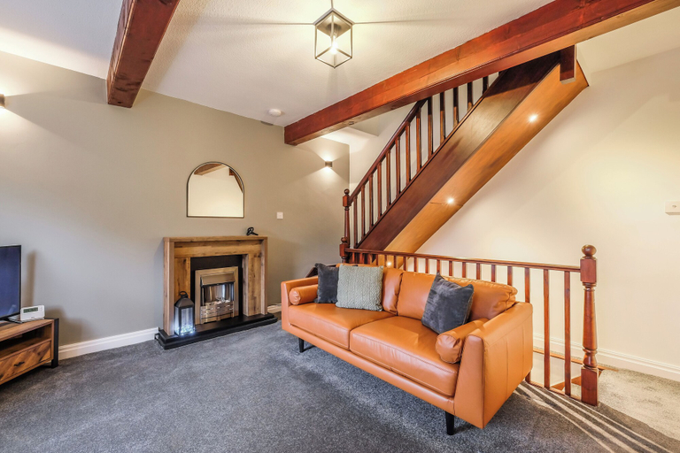 Others 3, Sleek 2B/1B Retreat in Lindley, Huddersfield, Kirklees