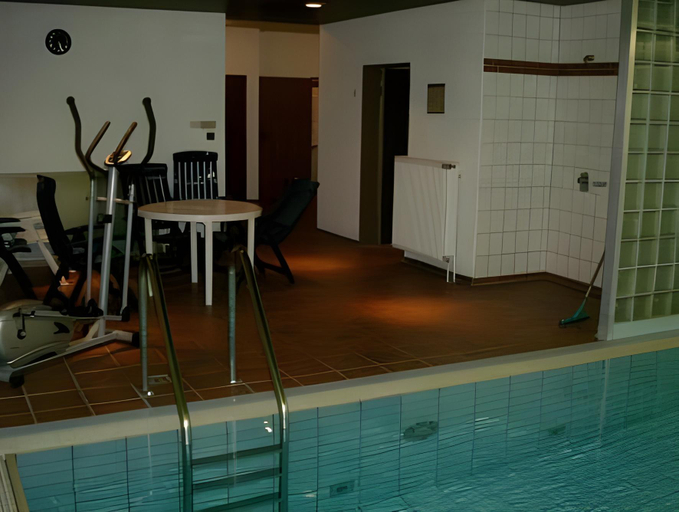 Sport & Beauty 5, Hotel Restaurant Zum Jagerheim mit Innenpool, Peine