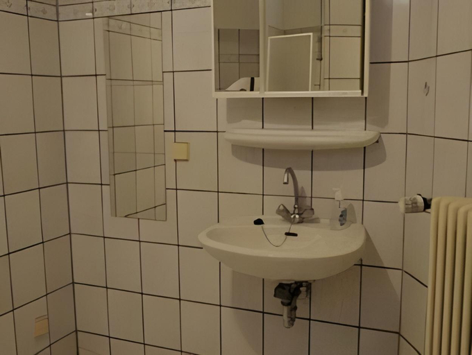 Bathroom 2, Pension Central Hostel Berlin, Berlin