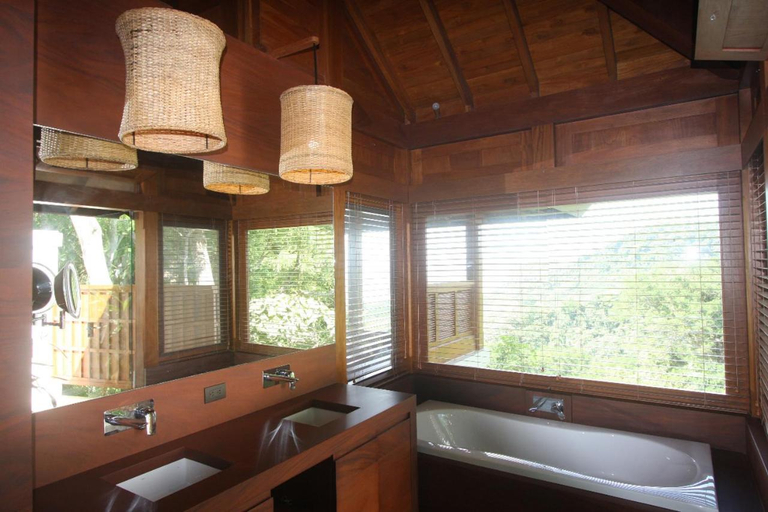 Bathroom, Canta La Rana, Nandayure