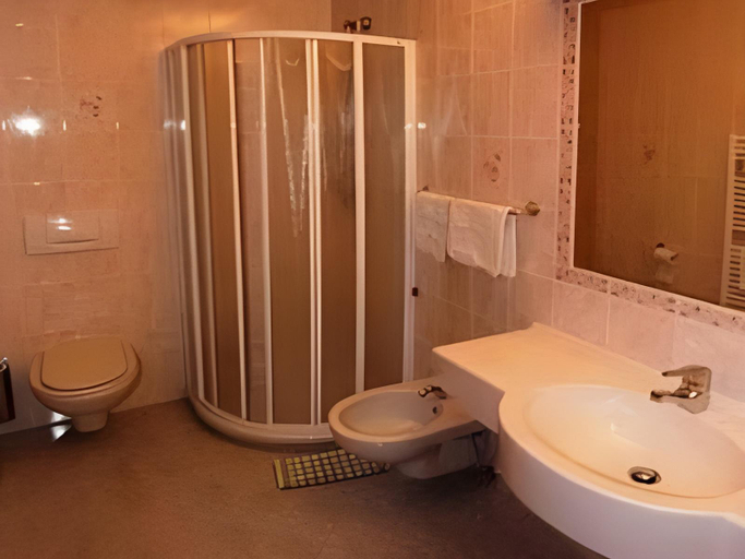 Bathroom 3, Hotel Duc De Rohan, Sondrio