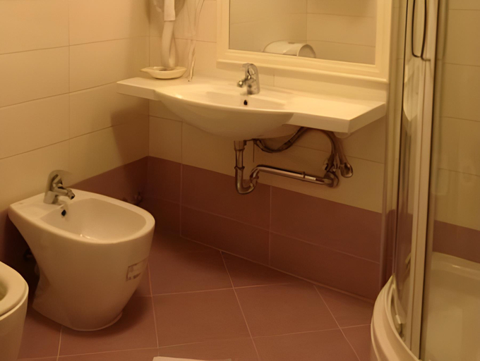 Bathroom 4, Hotel Millennium, Pogradecit
