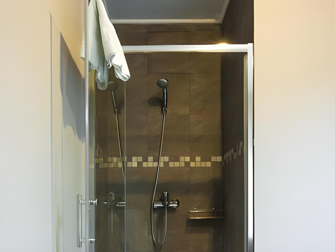 Bathroom 5, Bontiak Hotel, Shevchenkivs'kyi