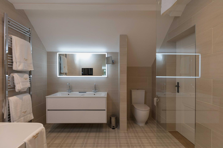 Bathroom 3, Farlam Hall Hotel & Restaurant, Cumbria