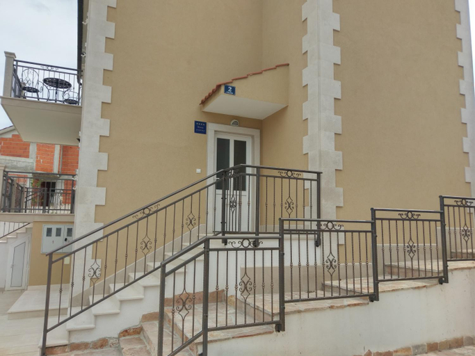 Others 4, Apartments Listes, Milna