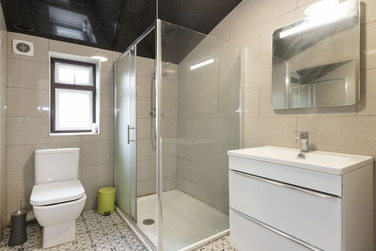 Bathroom 4, Old Oak Tree Inn, London
