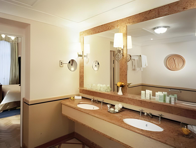 Bathroom 2, Belmond Grand Hotel Europe, Sankt-Peterburg gorsovet