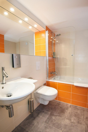 Bathroom 3, Hotel Biarritz Atlantique - Lycee Hotelier - Management School, Pyrénées-Atlantiques