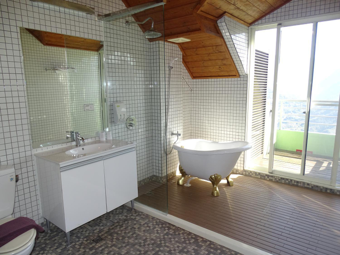 Bathroom 1, Sunnydale B&B, Nantou