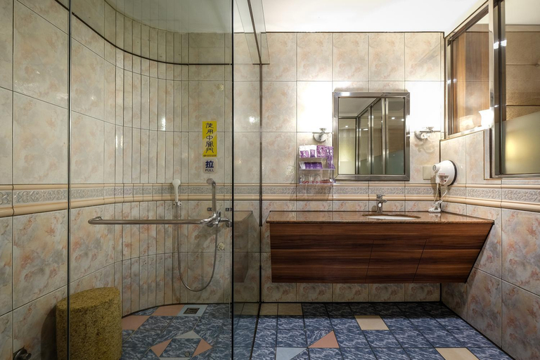 Bathroom 5, Surreal-Lujhou, New Taipei City