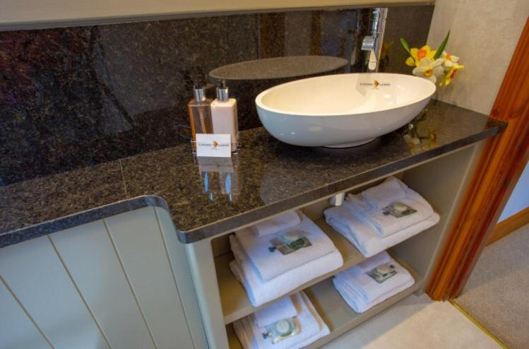 Bathroom 2, Lydons Lodge Hotel