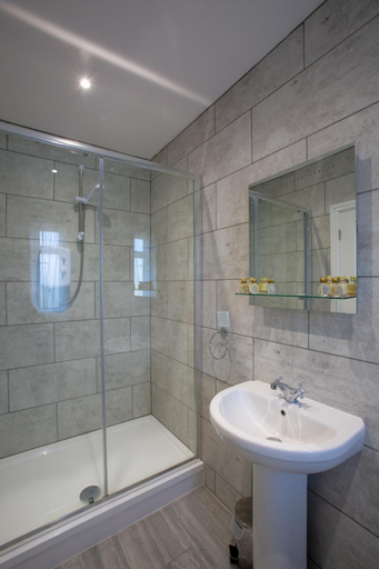 Bathroom, The Beacon & Railway Hotel, Gloucestershire