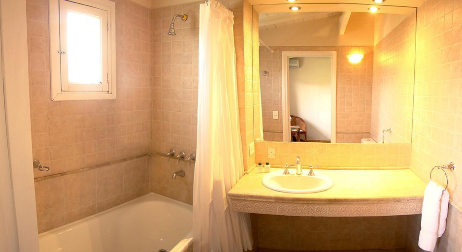 Bathroom 2, La Posada Hotel, Pinamar