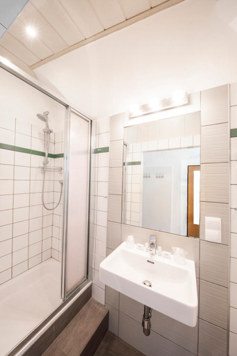 Bathroom 2, Madar Cafv Restaurant Zum Fv Rsten, Melk