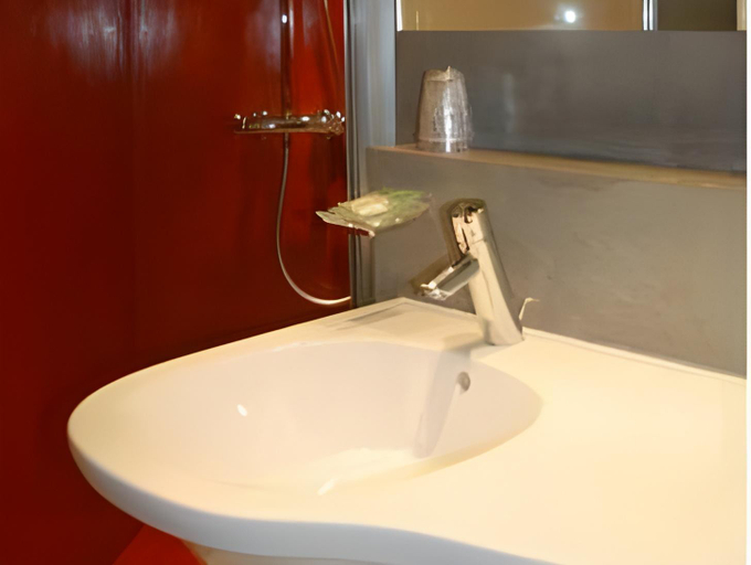 Bathroom 4, CIT'HOTEL Saint-Pierre, Calvados