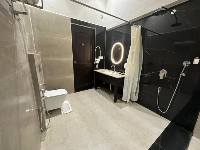 Bathroom 4, Citrus Prime Kanha Resort And Villas, Mandla