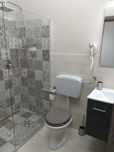 Bathroom 2, Imperial Park, Agrigento