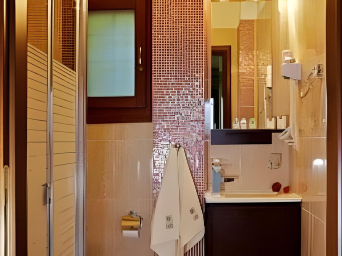 Bathroom 2, Lions Nine, Thessaly
