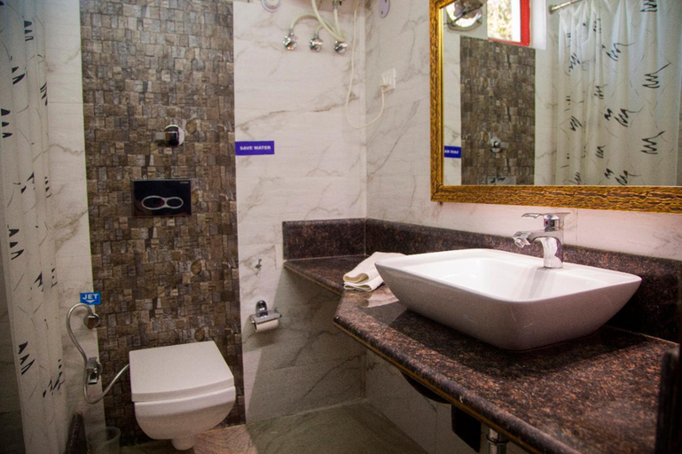 Bathroom 5, Blue Pine Resort Lansdowne, Garhwal