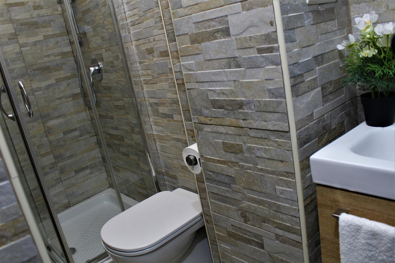 Bathroom 5, Crystal Ship Apartments, Florence