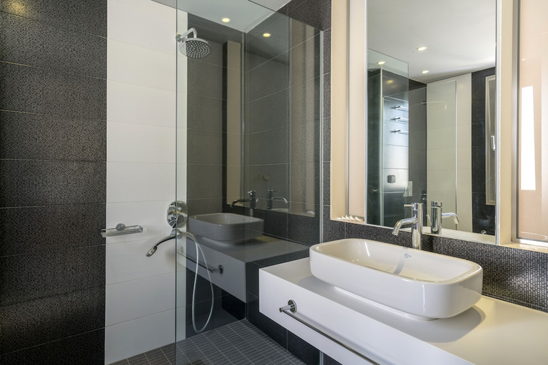 Bathroom 5, Apollo, Crete