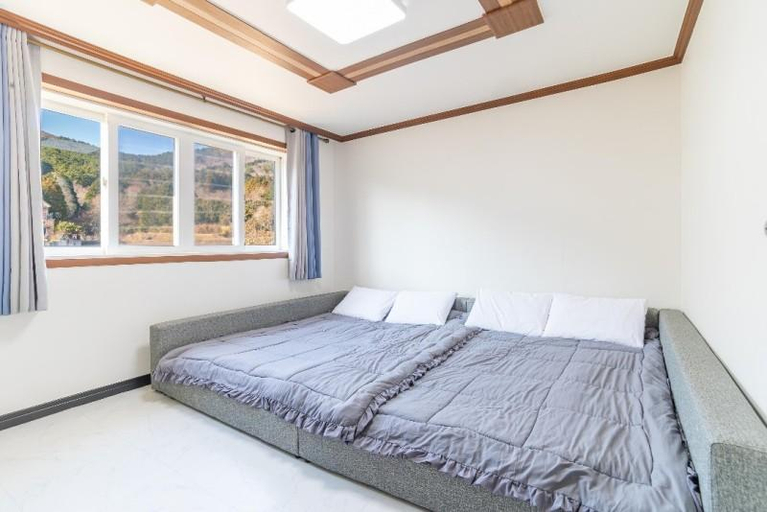 Bedroom 1, Geoje Flora Private Pension, Geoje