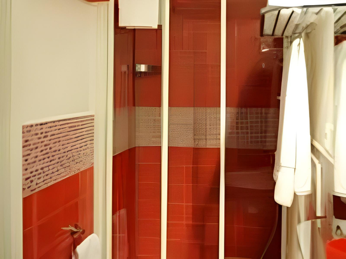 Bathroom 4, Temple View, Roma