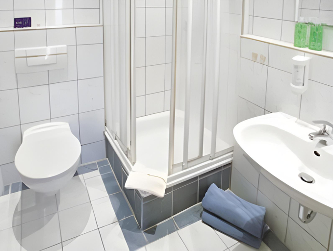 Bathroom 3, Hotel Konigshof, Mainz
