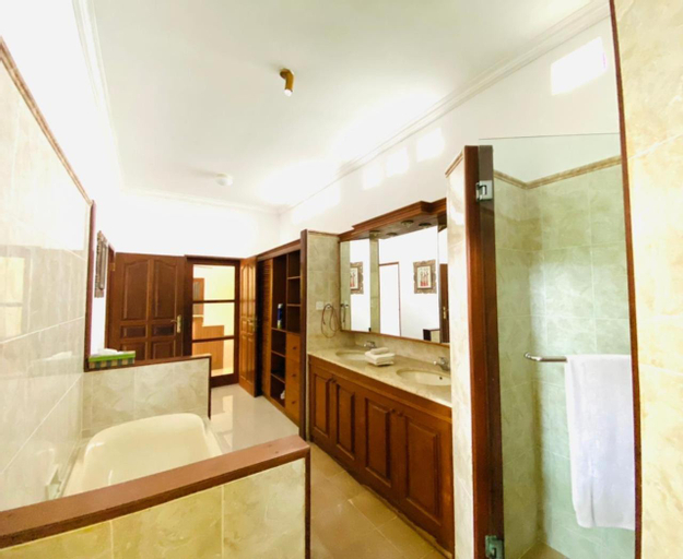 Bathroom 12