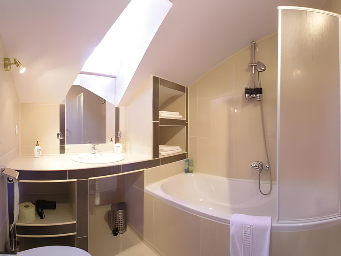 Bathroom 2, B&B La Fontaine, Kraków City