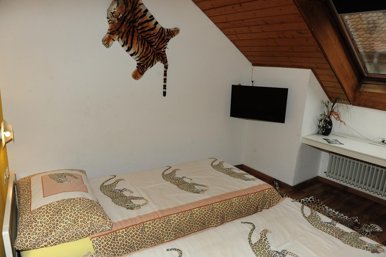 Bedroom 2, Hotel Restaurant Au Chasseur, Jura-North Vaudois