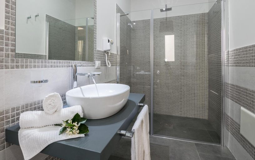 Bathroom 3, Pharos, Trapani