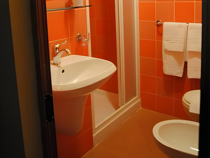 Bathroom 4, Hotel Liu, Lucca