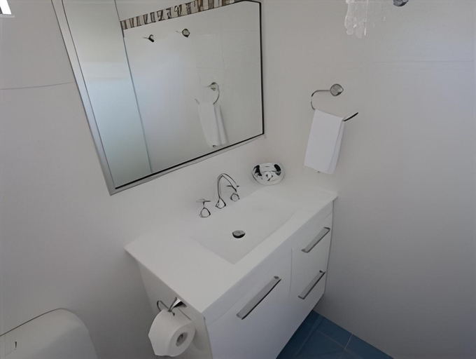 Bathroom 3, Billabong Lodge Motel, Rosslea