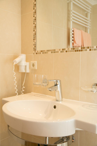 Bathroom 2, Hotel Garni Ehrenreich, Imst