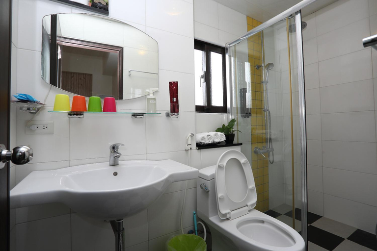 Bathroom 4, Fish House Hostel, Yilan