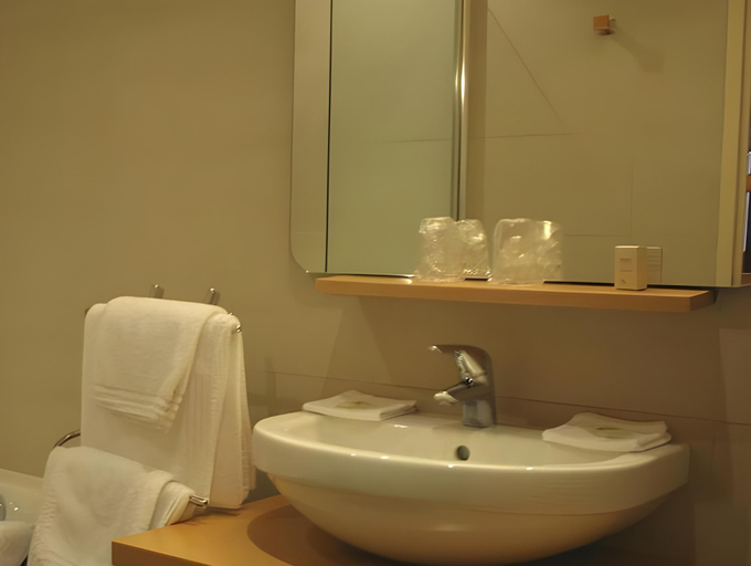 Bathroom 3, Le Pavillon d'Enghien, Vichy Centre, Allier